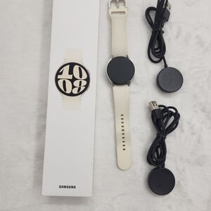 Unlocked Samsung Galaxy Watch6 SM-R935U 40mm Alum. w/White Band 2 Chargers incl